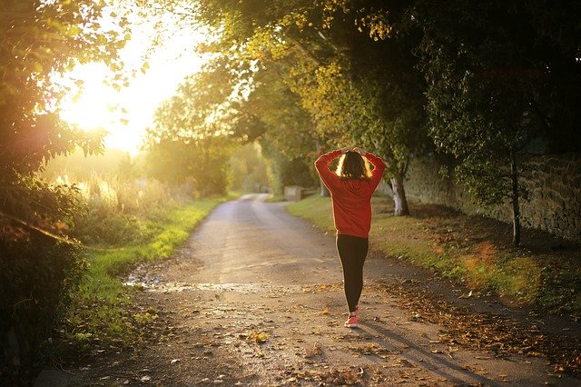 alimentação saudável e exercício físico para qualidade de vida caminhando